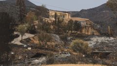 Un coche aparcado y calcinado permanece en una zona quemada tras los mort�feros incendios forestales que afectaron a la provincia de Almer�a, en Los Gallardos