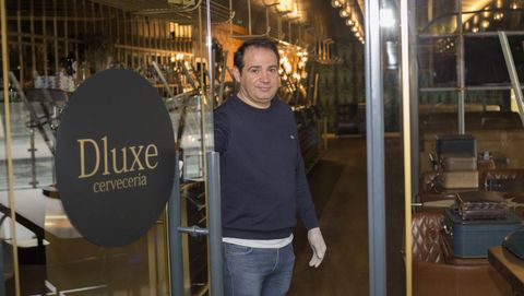 Jos Manuel Castro regenta el D'Luxe en Carballo