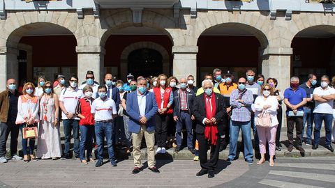 El padre �ngel posa con el alcalde de Mieres, Anibal V�zquez,  representantes de todos los grupos municipales y colaboradores de ONGs, Protecci�n Civil y cuerpos de seguridad que han trabajado durante esta pandemia