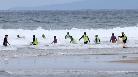 Surfistas en la playa de Balieiros, en Ribeira