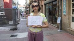 Bonnie Cooper, este jueves, en la calle Oliva de Pontevedra, con uno de sus carteles
