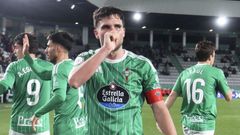 �lvaro haciendo el gesto del chupete antes de su reciente paternidad. 