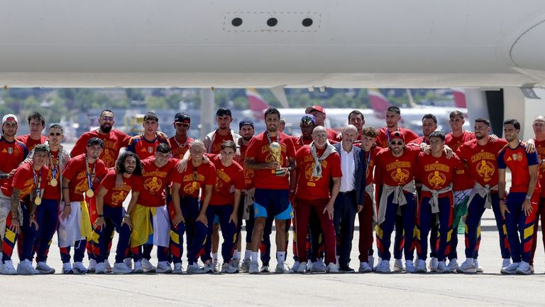 La plantilla de la selecci�n espa�ola posa con el t�tulo de campeones del mundo a su llegada a la terminal cuatro del aeropuerto Adolfo Su�rez de Barajas.