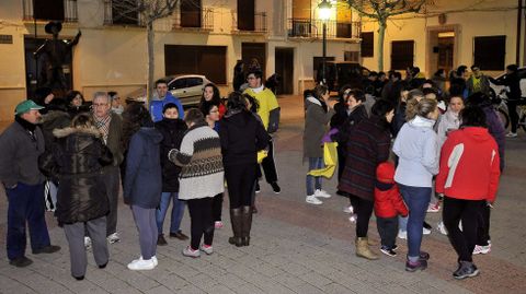 Vecinos de Ossa de Montiel (Albacete) en la plaza del ayuntamiento.