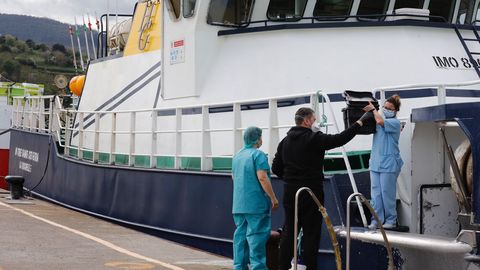 Saniitarias del Hospital da Mari�a subieron a bordo minutos antes de las doce del mediod�a para practicarles test a los quince compa�eros del patr�n del Notre Dame Cedeira, quien ha sido ingresado