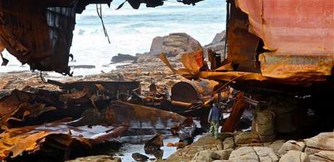 Hace justo dos meses que la gabarra que proced�a de Odesa embarranc� en la playa de Reira, en Camari�as.