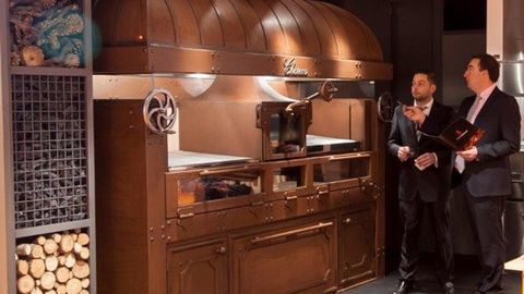 Pedro L�pez, derecha, es el gerente de la empresa que hizo la parrilla.