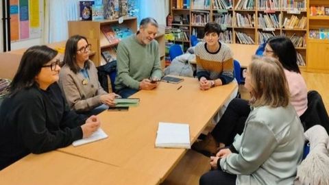 Alcalde, directora del colegio bai�s y miembros de la ANPA, reunidos.