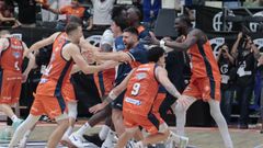 La plantilla del Leyma celebra el ascenso en el Coliseum.