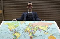 Anxo P�rez, con un mapa del mundo: a ra�z de su m�todo �8Belts�, para el aprendizaje de un idioma en 8 meses, tienen alumnos en 50 pa�ses. 