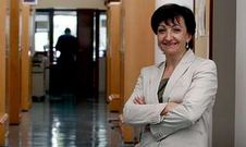 Rosa Meijide, a la entrada del pasillo del departamento que dirige en la facultad de Ciencias da Sa�de