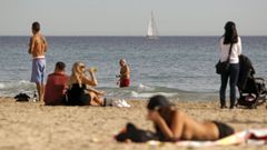 Gente en la playa en Alicante el pasado martes, 16 de enero, con temperaturas superiores a los 20 grados.