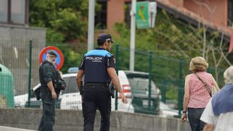 Presencia policial en las inmediaciones del Cuartel de la Guardia Civil de Llanes. El agente de la Guardia Civil que�mat� a su expareja, tambi�n miembro del cuerpo falleci� como consecuencia de los disparos que recibi� por otros agentes que intentaron que no huyera y repeler la agresi�n a la v�ctima