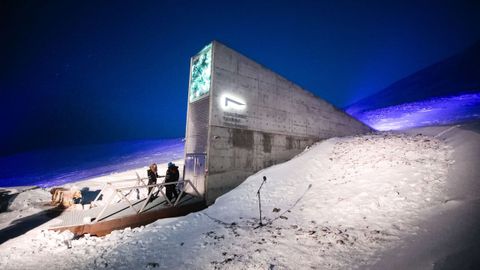 Fotograf�a de archivo (25/02/2020) que muestra a representantes de numerosos pa�ses y universidades a su llegada con nuevas semillas al Dep�sito Mundial de Semillas de Svalbard (SGSV), a las afueras de Longyearbyen, en Spitsbergen (Noruega). La B�veda Global de Semillas de Svalbard (Noruega), un dep�sito subterr�neo que alberga m�s de 1,3 millones de semillas de cultivo de 6.300 especies de todo el mundo para salvaguardar la biodiversidad y la alimentaci�n, que ha obtenido este mi�rcoles el Premio Princesa de Asturias de Cooperaci�n Internacional 2026.