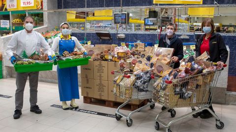 Sor Fernanda Garc�a, responsable de la Cocina econ�mica de Oviedo, y Florentino Men�ndez, cocinero, recogen los productos en el supermercado Alimerka de Foncalada (Oviedo)