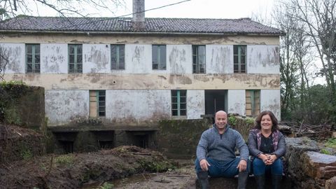 Xavier Pujol y Lola Caldern, delante del molino de O Carrizo