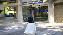 Una estudiante llegando a la residencia universitaria Burgo das Naci�ns de la USC
