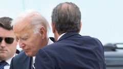 Joe Biden abraza a su hijo, Hunter.