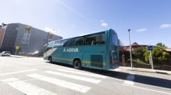 Un autob�s de l�nea, ayer, junto a la estaci�n de Carballo.