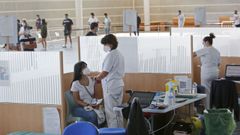 Vacunaci�n contra el covid de j�venes de 29 a 16 a�os, este martes, en el recinto ferial de Pontevedra