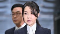 La ex primera dama de Corea del Sur, Kim Keon-hee, asisti a una audiencia de revisin de su orden de arresto este martes.