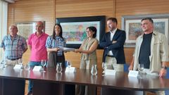 Mart�nez, Mari�o de Bricio, la alcaldesa  y la conselleira de Industria con el protocolo firmado, Diego Toja  y Francisco Mart�nez