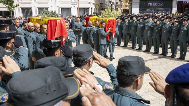 Silencio y respeto en la salida del funeral de los dos guardias civiles muertos en Huelva cuando persegu�an una narcolancha.