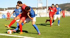 Mart�n P�rez (con el bal�n) y su compa�ero Mois�s marcaron en O Poboado.