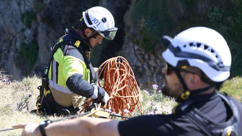 Los bomberos del SPEIS de Nar�n, en la formaci�n de rescate vertical por los acantilados de Pena Lopesa
