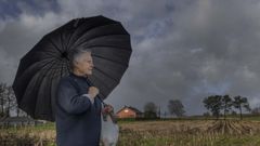 El cielo de Marisol Ponte. �Aguantar o que v�n e que non faga mal�. Es la filosof�a de esta vecina de Fontecada, que sale siempre de casa con paraguas. En la aldea viven unas 15 personas, �todas maiores�, y ella dedica buena parte de la jornada a ayudarlas.