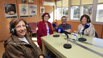 Representantes da xunta local contra o cancro de Coristanco, xunto ao locutor de Radio Voz Fran Rodr�guez