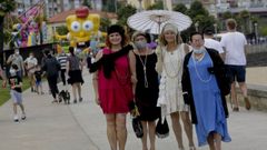 Un grupo de mujeres vestidas de �poca paseando ayer por el paseo mar�timo.