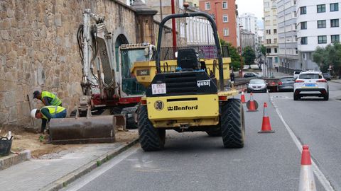 Un carril de la avenida do Rei permaneci� el s�bado por la ma�ana ocupado por la maquinaria necesaria para acometer las catas.