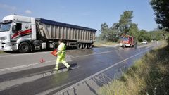 Cae la carga de lodos de un camin de Coren en Santa Cruz de Arrabaldo