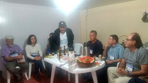 Su�rez del Fueyo, a la derecha, y el resto de la delegaci�n asturiana durante su entrevista en el veredal La Elvira