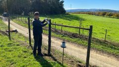 Parada, trabajando en la colocaci�n de cierre en una finca 