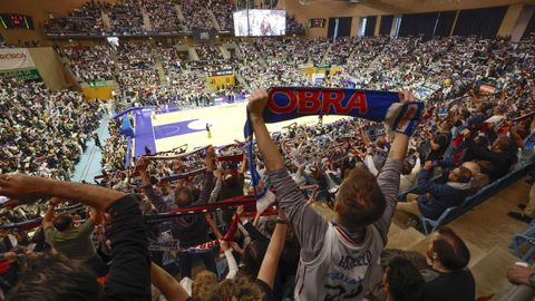 Vista del Multiusos Fontes do Sar abarrotado de aficionados del Obradoiro levantando sus bufandas durante un partido de liga.