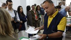 Un trabajador de Correos entrega los votos de una mesa electoral en C�rdoba