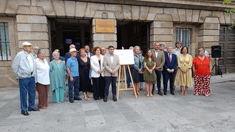 Las autoridades polticas y familiares de los homenajeados posan junto a la placa conmemorativa