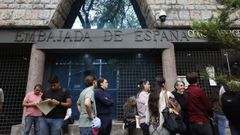 Un grupo de personas hacen cola ante la embajada de Espa�a en Ciudad de M�xico.