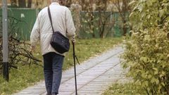 Imagen de archivo de un hombre con bast�n