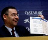 Bartomeu muestra una hoja con detalles del fichaje de Neymar por el Bar�a.