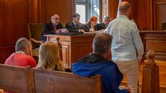 Los dem�s acusados de la trama, dos de ellos hermanos del fallecido, este martes, en la Audiencia de Pontevedra.