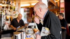 La mezcla tradicional nunca falla (Avenida). Como es habitual desde hace 67 a�os, el chocolate con churros demuestra ser uno de los grandes reclamos  a la hora de pedir un desayuno en la tradicional cafeter�a situada en la Plaza de Espa�a