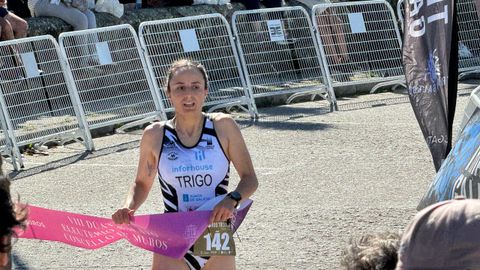 Mirian Trigo, en el momento de cruzar la meta del Triatln Mar de Muros.