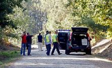 El juez Ta�n y otros miembros del equipo de investigaci�n, ayer por la ma�ana, en el lugar en el que encontraron el cad�ver.