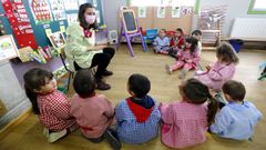 Una profesora de infantil, en el CRA Mestra Clara Torres de Tui, habla con sus alumnos tapada por una mascarilla