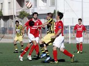 Jugadores del Arenas y del Broll�n en el derbi que disputaron en el Luis Bodegas.