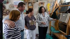 El alcalde de Ponteceso acompa&ntilde;&oacute; a do Campo y a las redeiras.