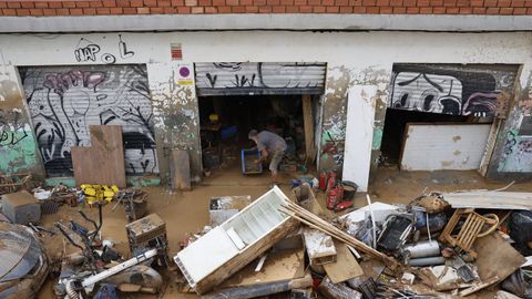 Vecinos continúan con los trabajos de limpieza en Sedaví